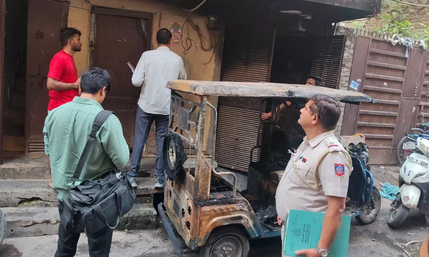 शाहदरा में ई-रिक्शा चार्ज करते वक्त लगी आग, 2 बच्चे समेत 6 लोगों की हालात गंभीर