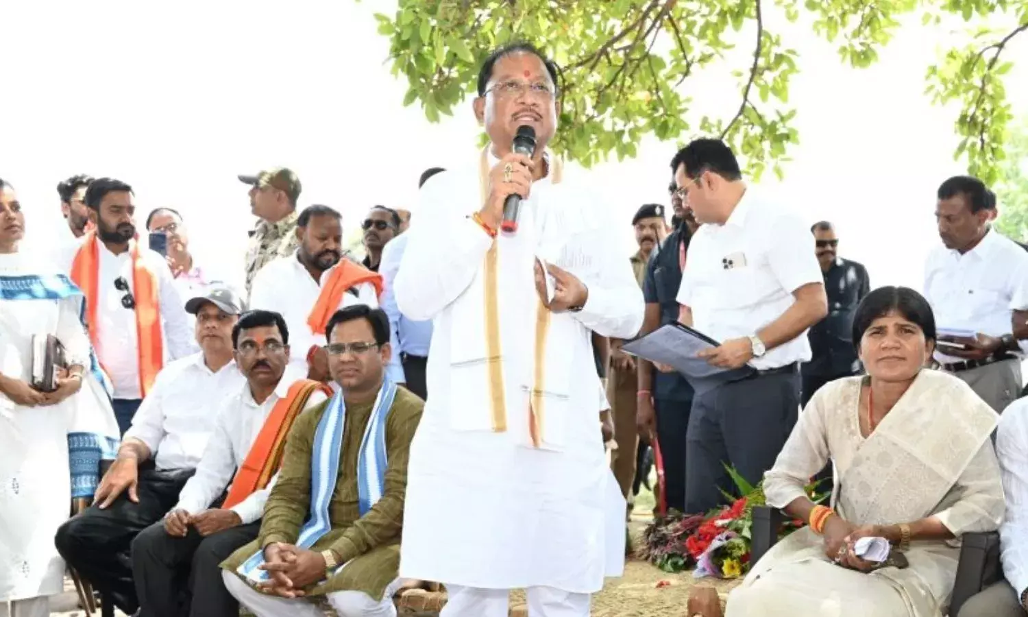 गांव की चौपाल में सीएम साय ने लगाई  PHE के सब इंजीनियर को फटकार, बोले- काम करो वरना सस्पेंड...