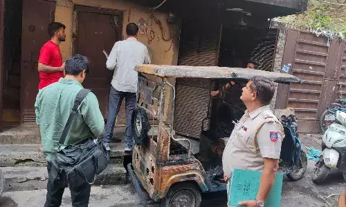 शाहदरा में ई-रिक्शा चार्ज करते वक्त लगी आग, 2 बच्चे समेत 6 लोगों की हालात गंभीर