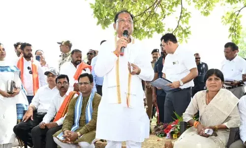 गांव की चौपाल में सीएम साय ने लगाई  PHE के सब इंजीनियर को फटकार, बोले- काम करो वरना सस्पेंड...