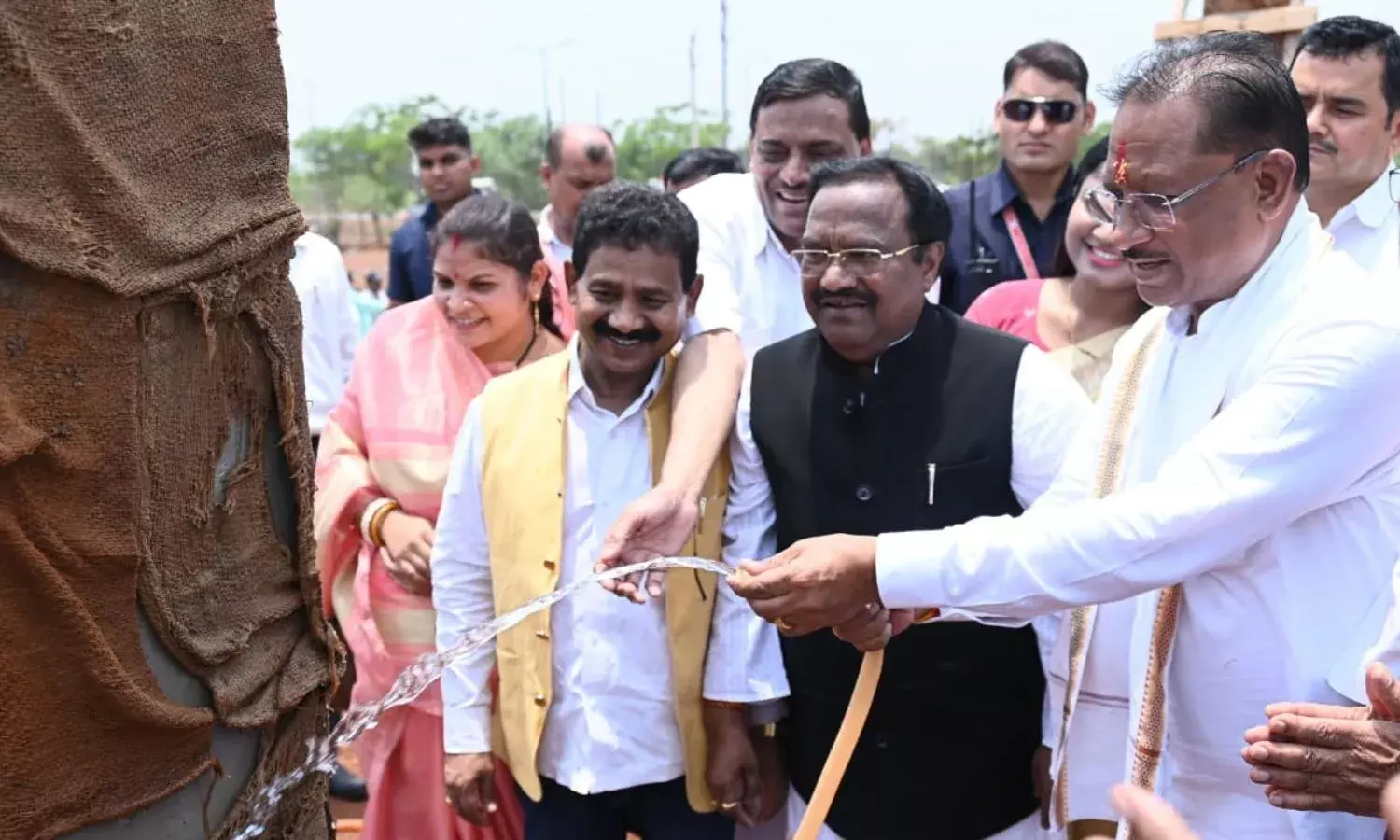 मुख्यमंत्री ने निर्माणाधीन महतारी सदन का लिया जायजा, पानी से की तराई