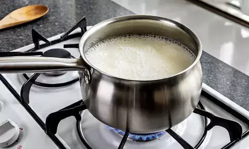 पैकेट वाला दूध उबालकर पिएं या कच्चा? जानें क्या कहते हैं एक्सपर्ट