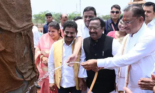 मुख्यमंत्री ने निर्माणाधीन महतारी सदन का लिया जायजा, पानी से की तराई