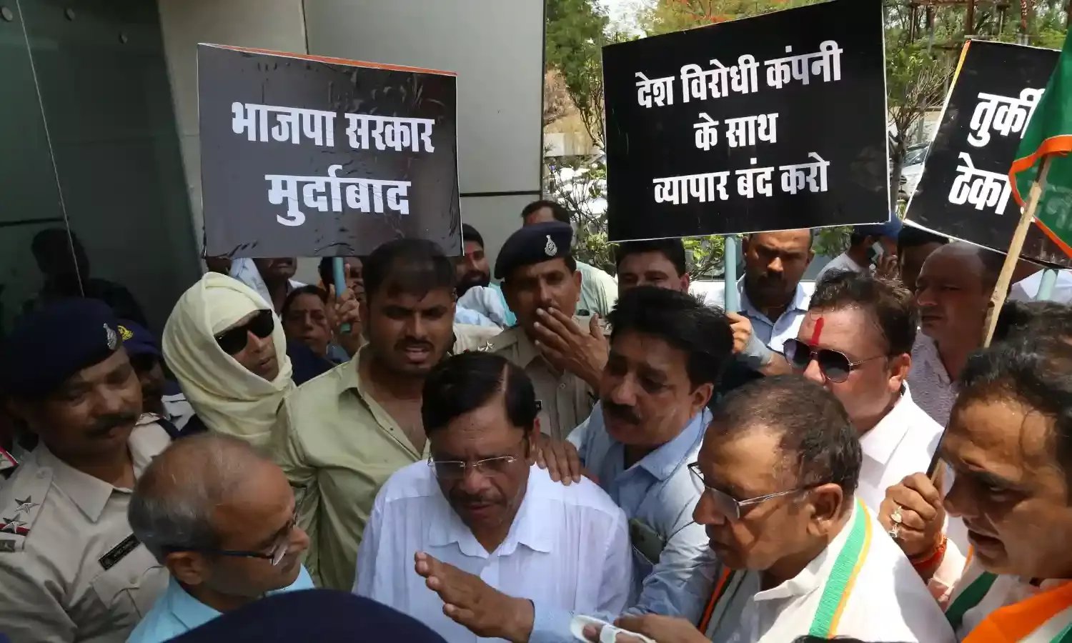 कांग्रेसियों ने मेट्रो कार्यालय घेरा, बोले- ठेका निरस्त करो…