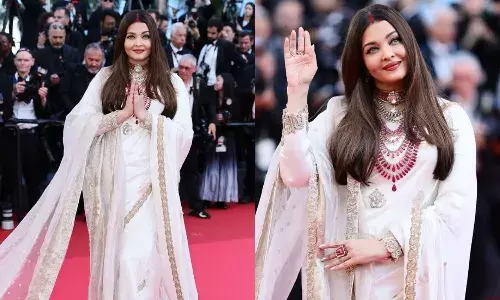 फिर एक बार कान्स रेड कार्पेट पर ऐश्वर्या राय ने बिखेरा जलवा, व्हाइट बनारसी साड़ी और सिंदूर के साथ दिखाया शाही अंदाज