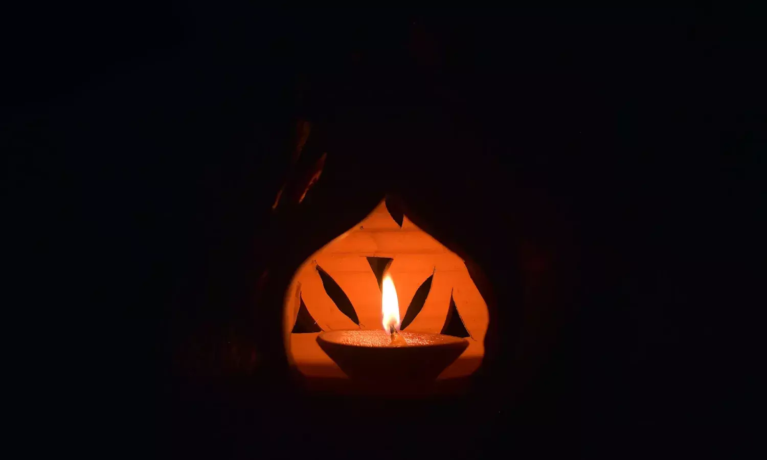 नौतपा के नौ दिनों में जलाएं ये खास दीपक, जीवन में मिलेगा भाग्य का साथ