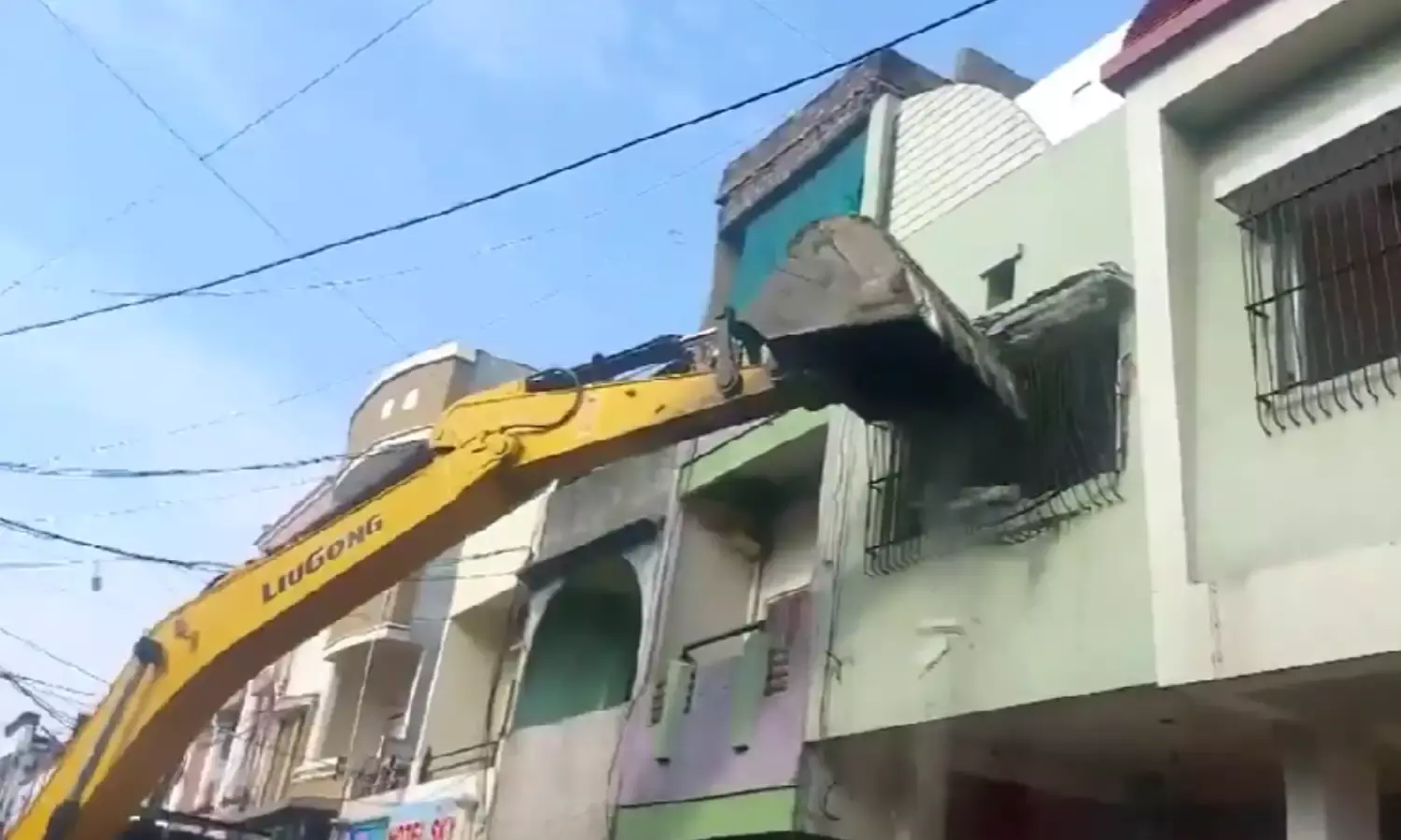 कड़ी सुरक्षा के बीच बेगम बाग कॉलोनी में अवैध अतिक्रमण हटाने पहुंची टीम