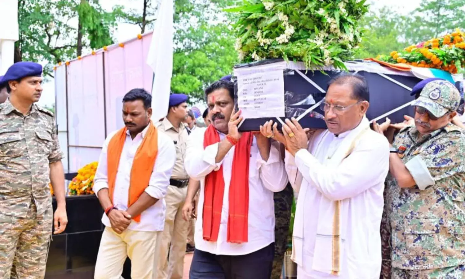 नक्सल ऑपरेशन में शहीद जवान को CM - डिप्टी सीएम ने दिया कंधा, एयरलिफ्ट कर पार्थिव शरीर भेजेंगे गुजरात