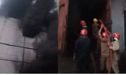 बवाना की फैक्ट्री में आग और विस्फोट से ढही इमारत, 17 दमकल गाड़ियां मौके पर मौजूद