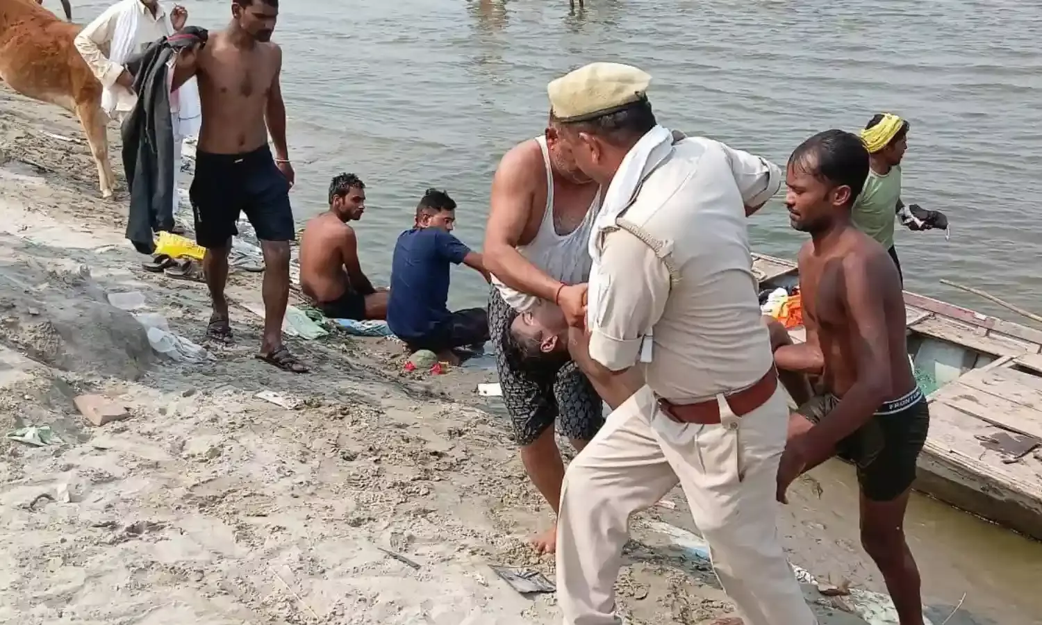 अस्थियां विसर्जन करने आए नौ लोग गंगा में डूबे, तीन की मौत, गोताखोरों ने 6 की जान बचाई