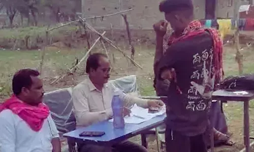 आयुष्मान कार्ड बनाने के एवज में रिश्वतखोरी, कंचनपुर में शिक्षक प्रत्येक कार्ड पर ले रहा पैसे