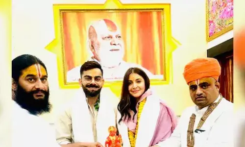 संन्यास के बाद विराट की आध्यात्मिक यात्रा! प्रेमानंद महाराज के बाद अनुष्का संग हनुमानगढ़ी पहुंचे कोहली