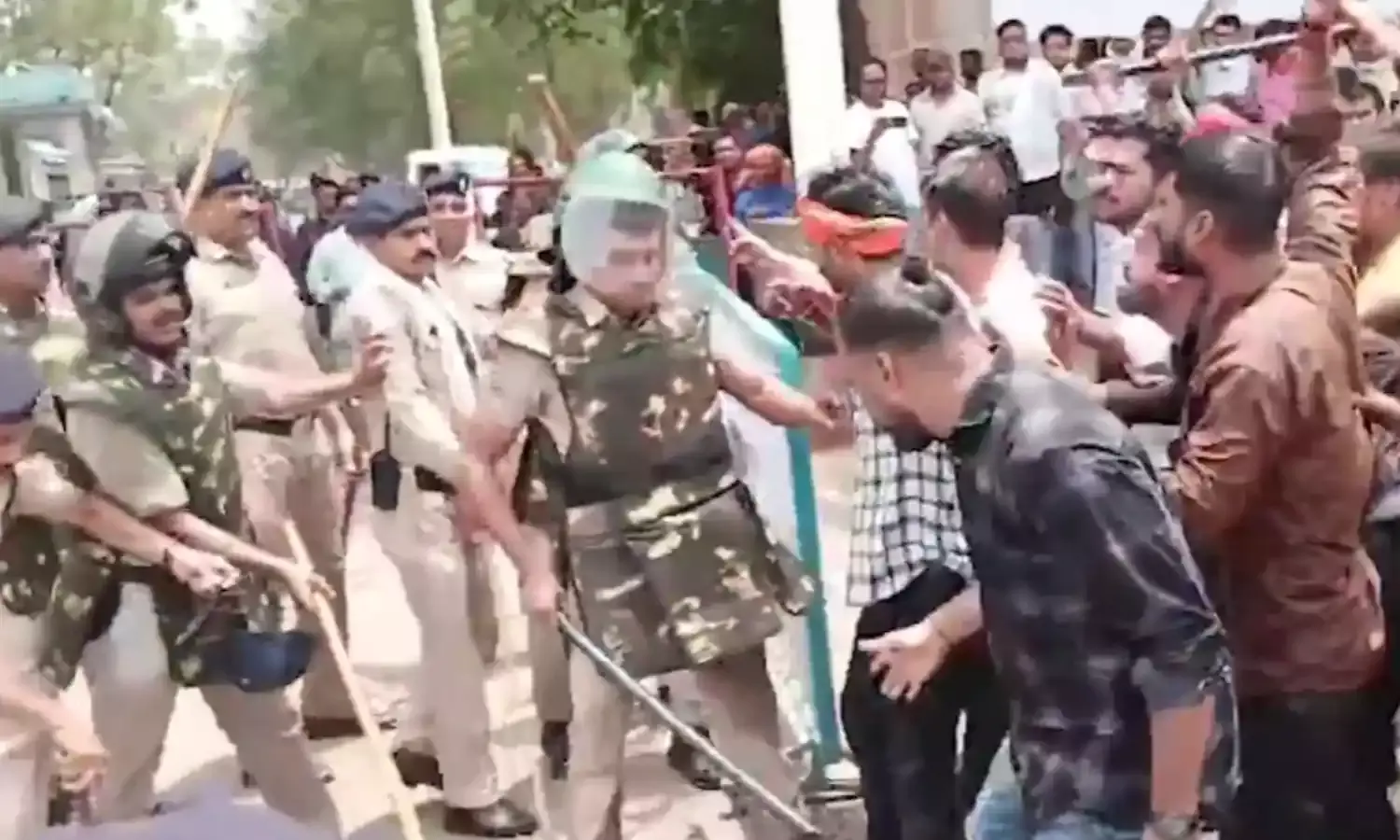 कटनी में पुलिस और VHP आमने - सामने, मंदिर के सामने बनी दीवार को लेकर बवाल कटनी में पुलिस और VHP आमने - सामने, मंदिर के सामने बनी दीवार को लेकर बवाल