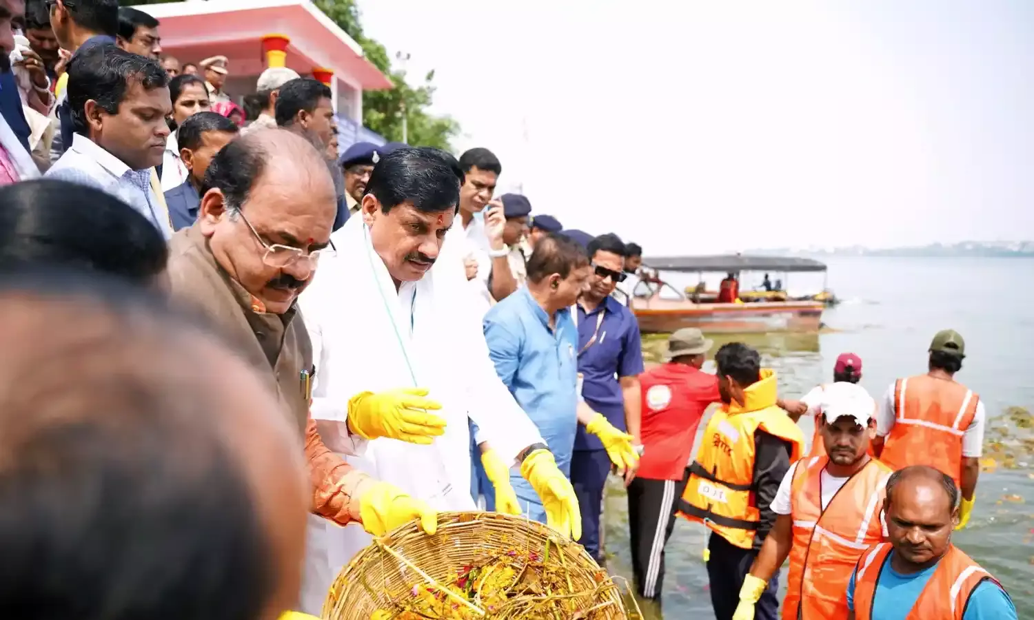 सीएम मोहन यादव ने भोपाल की शीतलदास बगिया घाट पर स्वच्छता श्रमदान में दी सहभागिता सीएम मोहन यादव ने भोपाल की शीतलदास बगिया घाट पर स्वच्छता श्रमदान में दी सहभागिता
