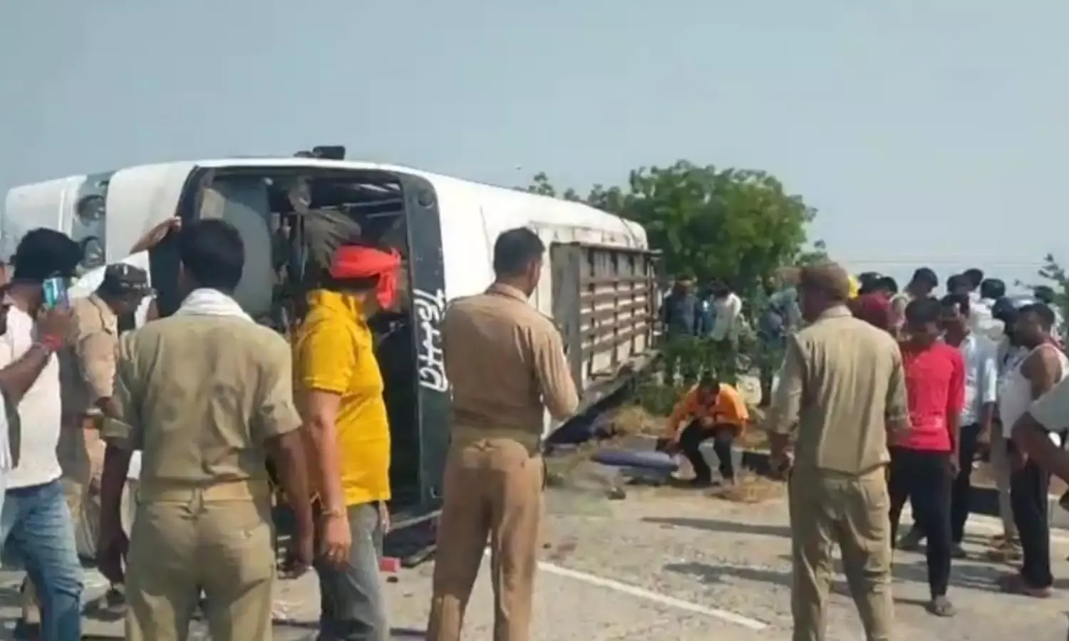 बदलापुर की तरफ से आ रही प्राइवेट बस लखौवां हाईवे पर पलटी, 4 की मौत, 15 घायल