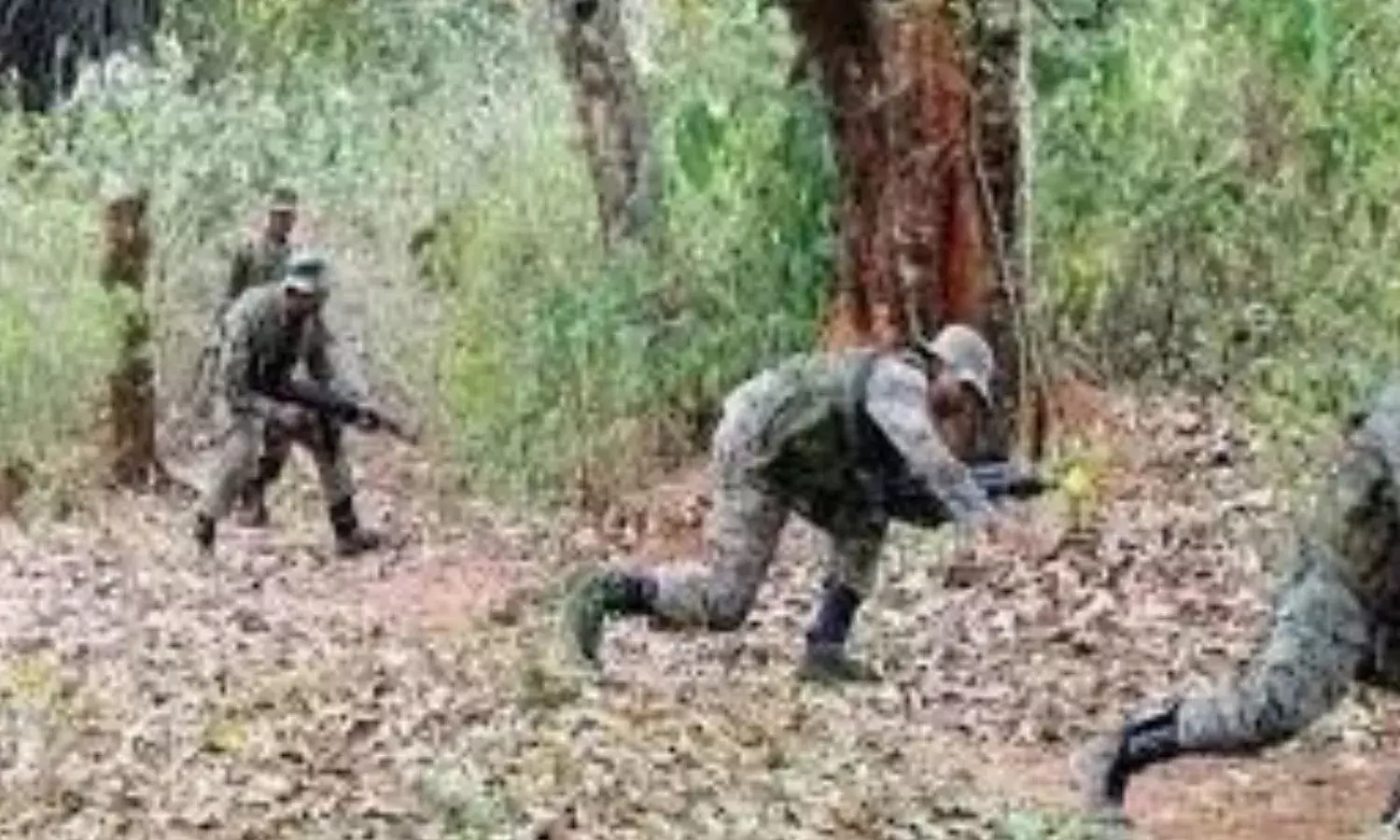 सारंडा जंगल में पुलिस और नक्सलियों की मुठभेड़ जारी, IED ब्लास्ट से एक जवान घायल