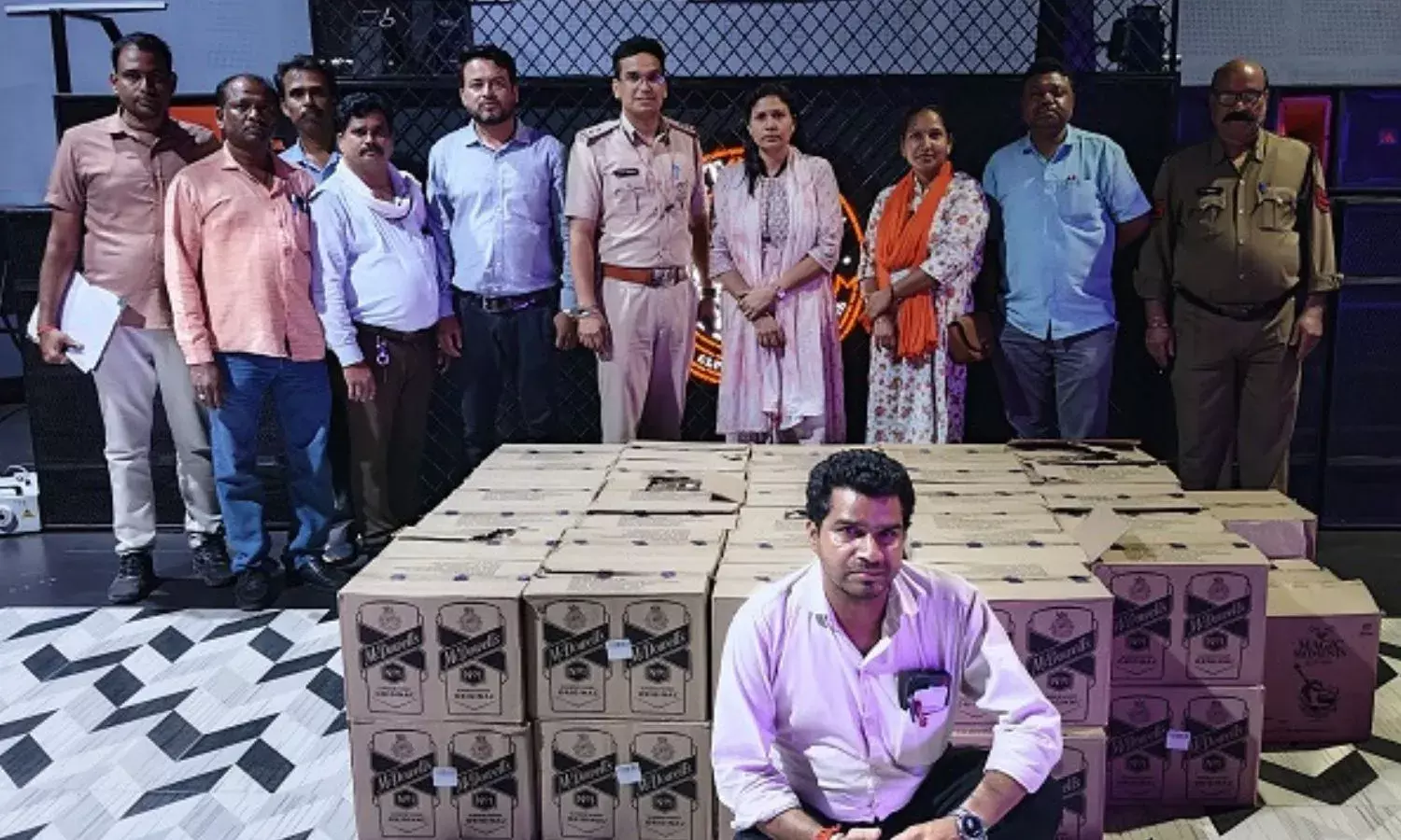 भिलाई के बार में 62 पेटी अवैध शराब जब्त, मिलावट करने का शक