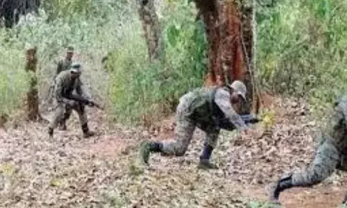 सारंडा जंगल में पुलिस और नक्सलियों की मुठभेड़ जारी, IED ब्लास्ट से एक जवान घायल