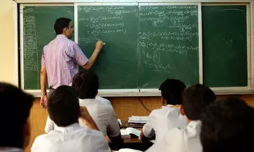 फर्जी दस्तावेज से नौकरी पाने वाले 20 शिक्षक बर्खास्त…