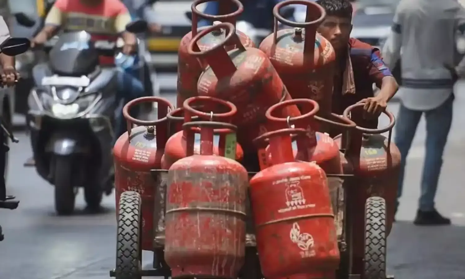 आज से 24 रुपये सस्ता हो गया LPG सिलेंडर, जानें नई कीमत