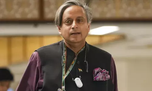 न उगलते न निगलते बन रहे थरूर