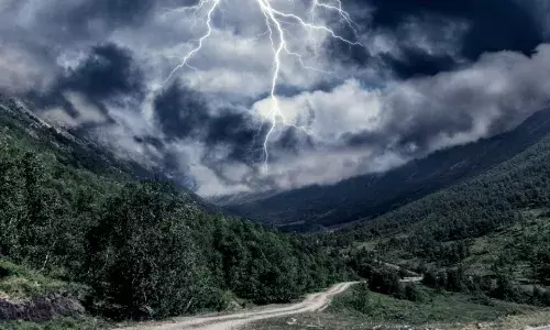 मणिपुर, असम सहित पूर्वोत्तर के 6 राज्यों में बाढ़ के हालत, मध्य प्रदेश, बिहार और उत्तराखंड में भी बारिश का अलर्ट