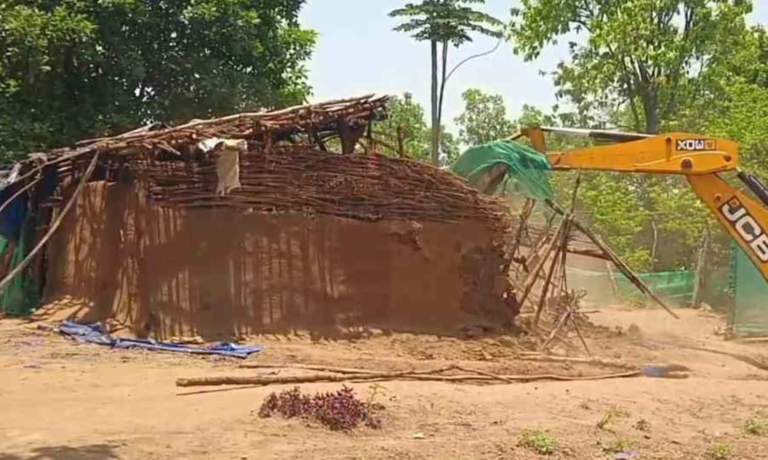 उदंती अभ्यारण क्षेत्र में अवैध बस्ती पर चला बुलडोजर, हजारों पेड़ काटकर किया था कब्जा