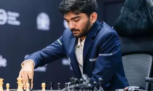 ‘मुझे हराने वाला कोई नहीं’ कहने वाले वर्ल्ड नंबर-1 को गुकेश ने हराया, गुस्से में कार्लसन ने बोर्ड पर मारा मुक्का, VIDEO