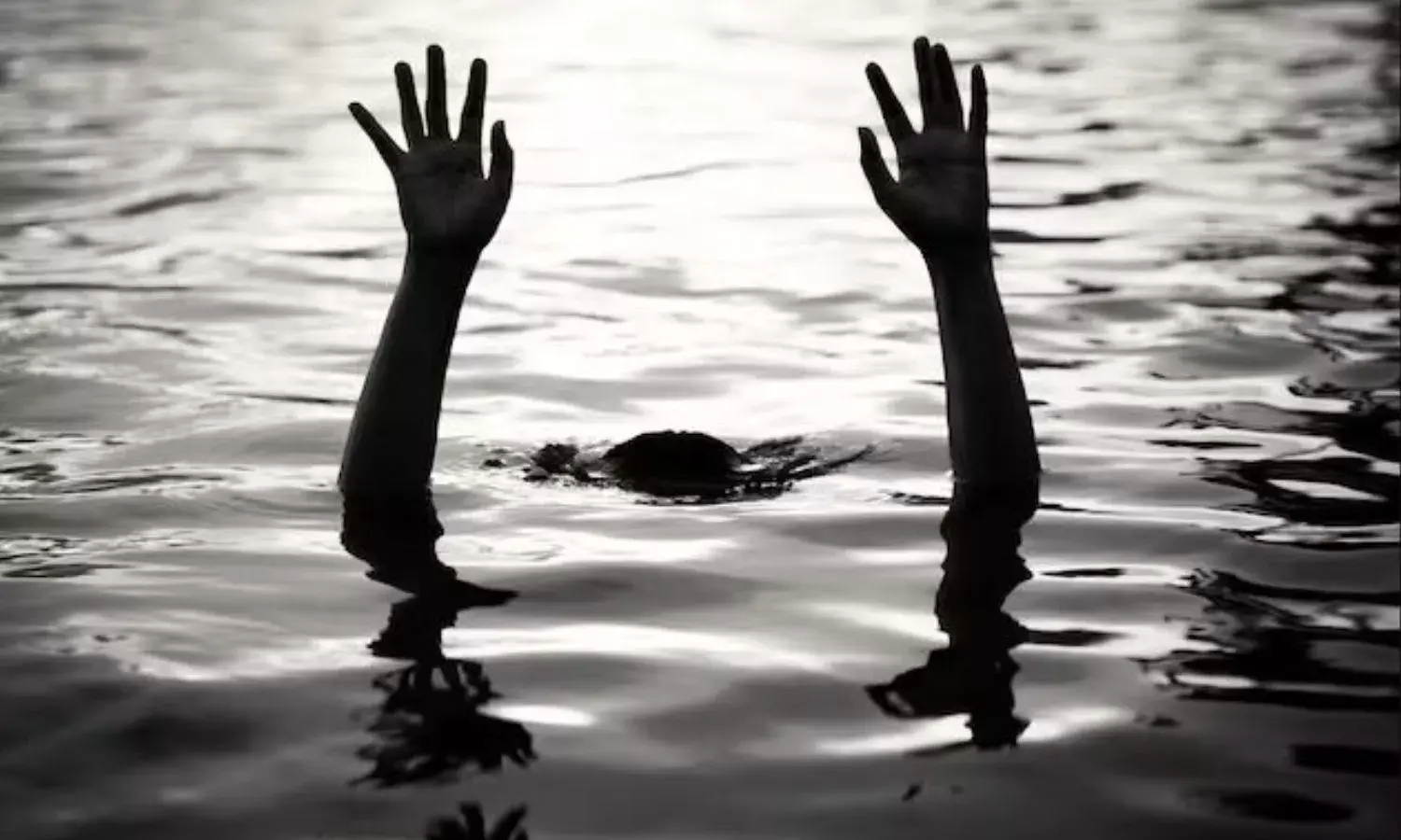 4 लड़कियों की डूबने से दर्दनाक मौत, 2 की हालत गंभीर, पीड़ित परिवारों को 4 लाख का मुआवजा 4 लड़कियों की डूबने से दर्दनाक मौत, 2 की हालत गंभीर, पीड़ित परिवारों को 4 लाख का मुआवजा