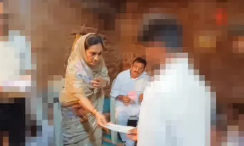 खंडवा रेप पीड़िता के परिजनों से मिले मंत्री विजय शाह, दी सहायता राशि, विवाद के बाद पहली बार जनता के बीच पहुंचे