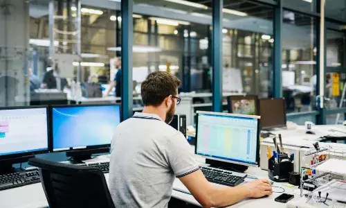 लंबे समय तक बैठकर काम काम स्मोकिंग जितना है खतरनाक, रिसर्च में हुआ बड़ा खुलासा