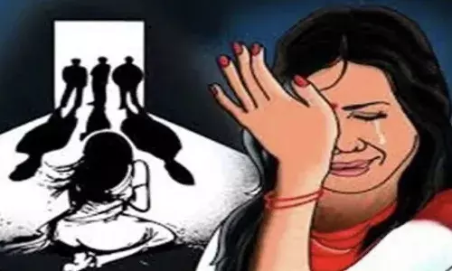 रायपुर में युवती के साथ सामूहिक दुष्कर्म, एक साल तक किया ब्लैकमेल रायपुर में युवती के साथ सामूहिक दुष्कर्म, एक साल तक किया ब्लैकमेल