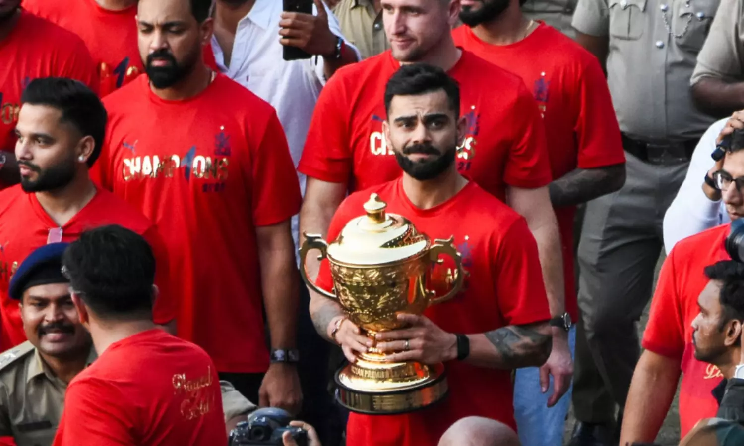 विराट कोहली की बढ़ सकती है मुश्किलें, बेंगलुरु भगदड़ मामले में शिकायत दर्ज