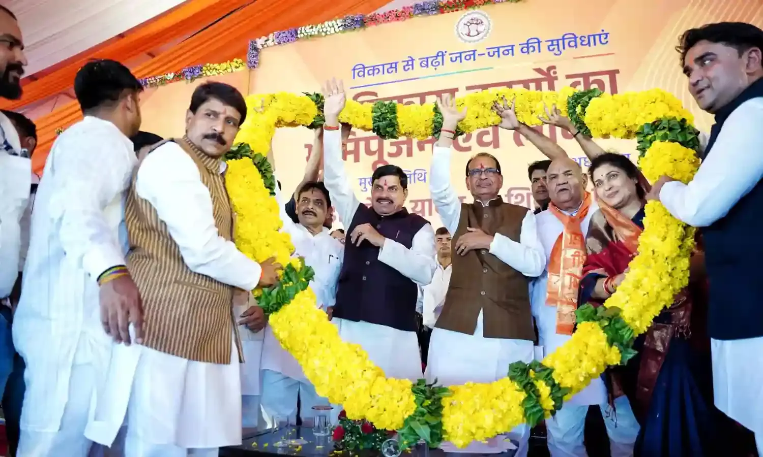 इधर-उधर कोई कयास मत लगाना। मोहन यादव मेरे मुख्यमंत्री हैं, और हम उनके साथ खड़े हुए हैं