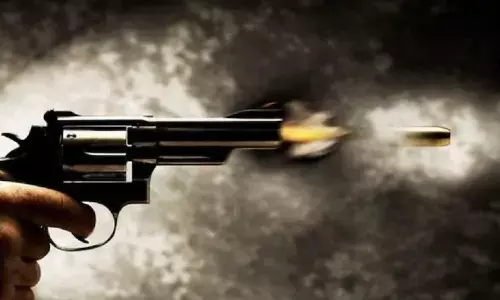 नमाज अदा कर घर लौट रहे शिक्षक पर भतीजे ने चलाई गोली, चाचा की मौके पर हुई मौत