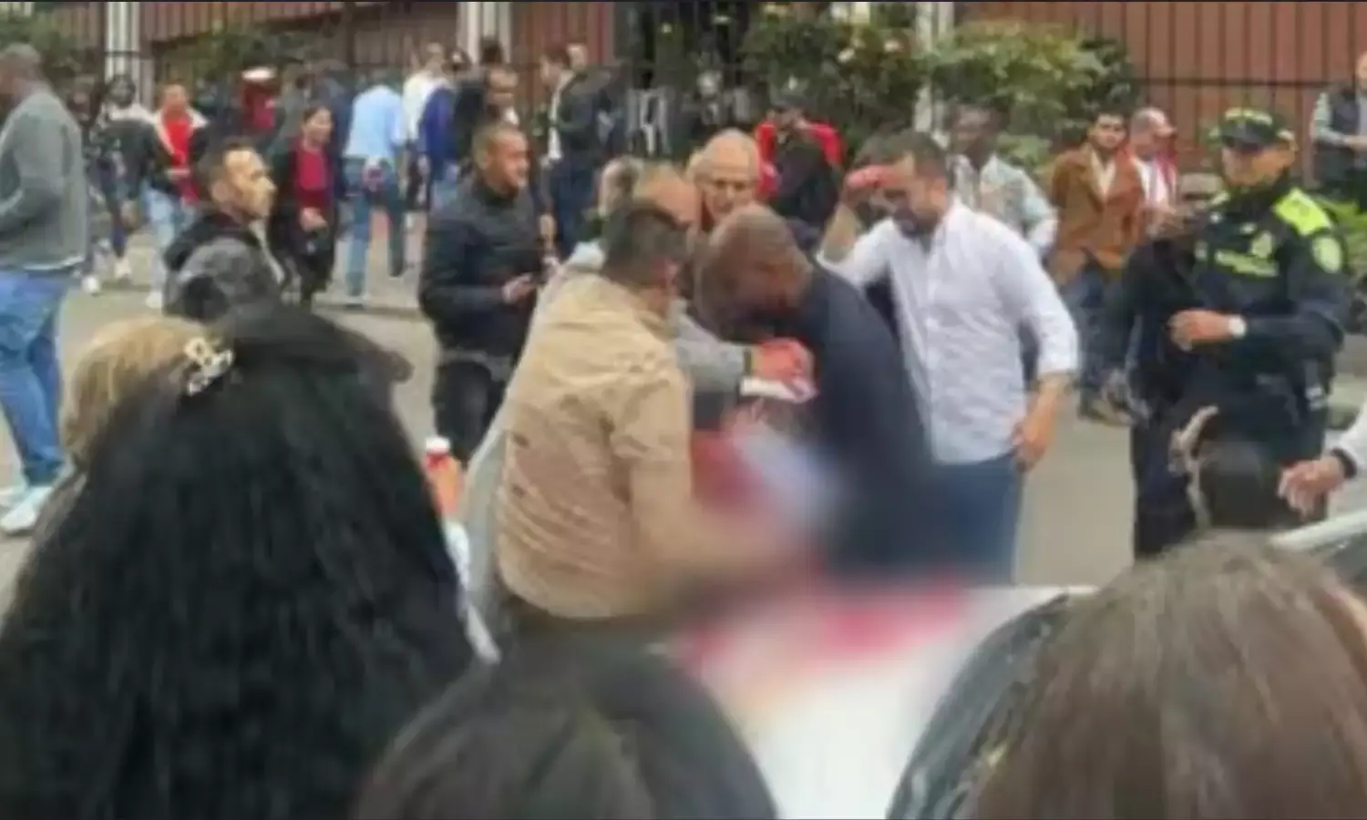 रैली के दौरान राष्ट्रपति उम्मीदवार मिगुएल उरीबे को सिर में मारी गई गोली, हालत गंभीर… रैली के दौरान राष्ट्रपति उम्मीदवार मिगुएल उरीबे को सिर में मारी गई गोली, हालत गंभीर…