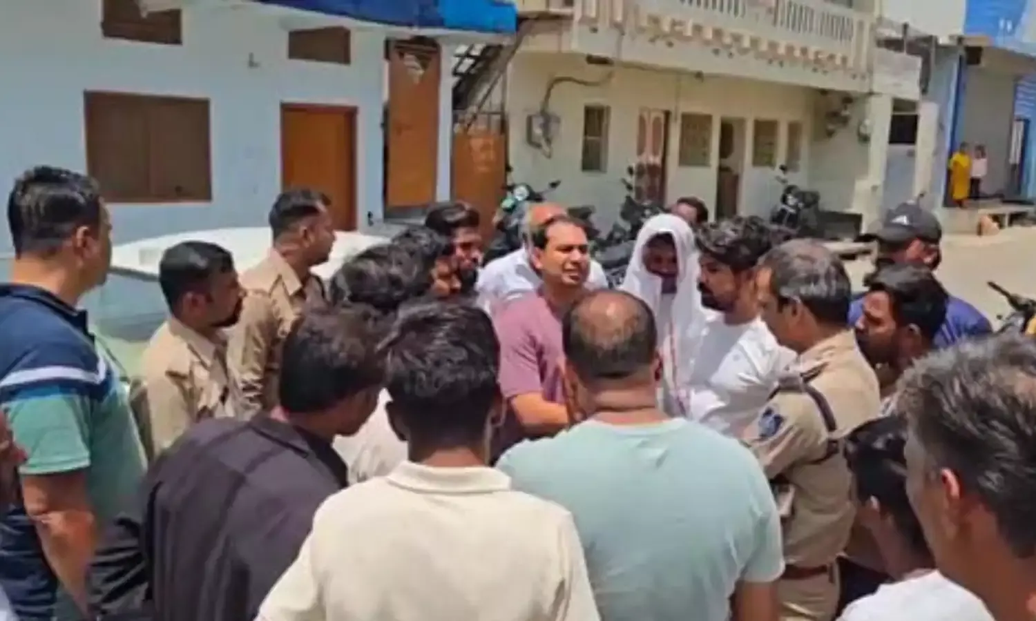 माता मंदिर के पास फेंके मांस के टुकड़े, हिंदू संगठनों ने जताई नाराजगी, धार्मिक भावनाएं भड़काने का केस दर्ज…