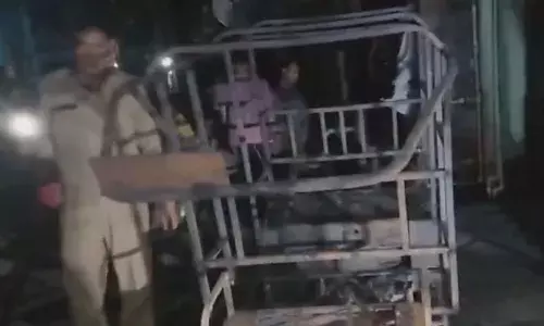 दिलशाद गार्डन की कॉलोनी में ई-रिक्शा में भीषण आग, दो लोगों की दर्दनाक मौत