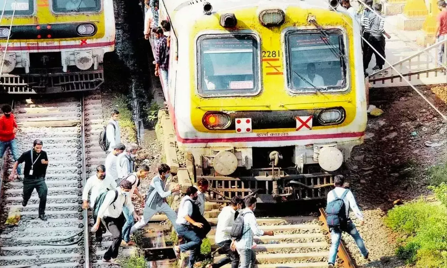 ठाणे में बड़ा हादसा, मुंबई लोकल ट्रेन से गिरने से 5 लोगों की मौत, 13 लोग घायल