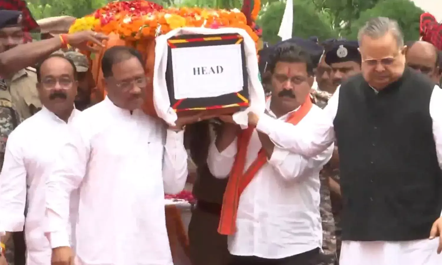 सीएम साय ने पार्थिव शरीर को दिया कंधा, परिवार को बंधाया ढाँढस