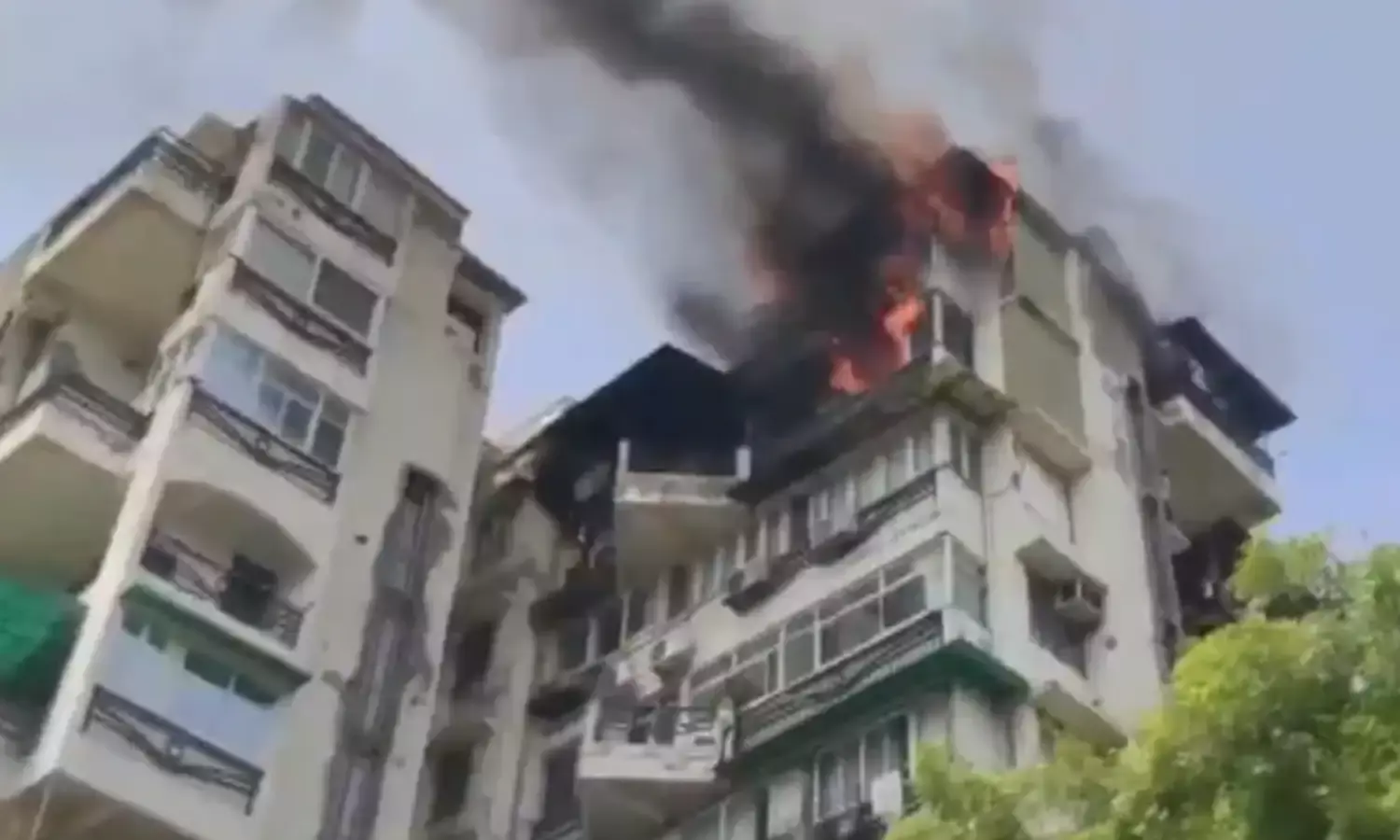 द्वारका सेक्टर 13 के फ्लैट में भीषण आग, दो बच्चों और पिता की बालकनी से कूदने के बाद मौत