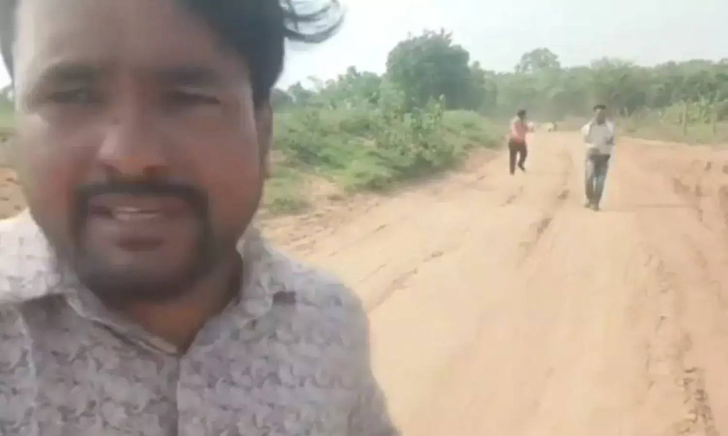 बदमाशों ने दौड़ा-दौड़ा कर पीटा,  हवाई फायर भी की