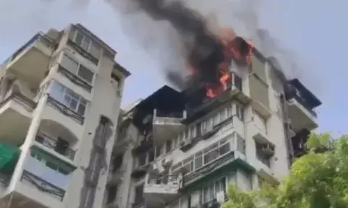 द्वारका सेक्टर 13 के फ्लैट में भीषण आग, दो बच्चों और पिता की बालकनी से कूदने के बाद मौत