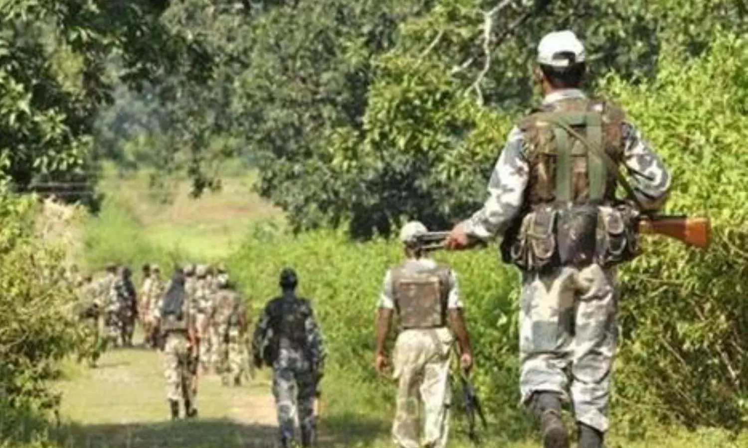 मुठभेड़ में 5 लाख के इनामी समेत 2 नक्सली ढेर, कमांडर समेत एक महिला नक्सली का शव मिला