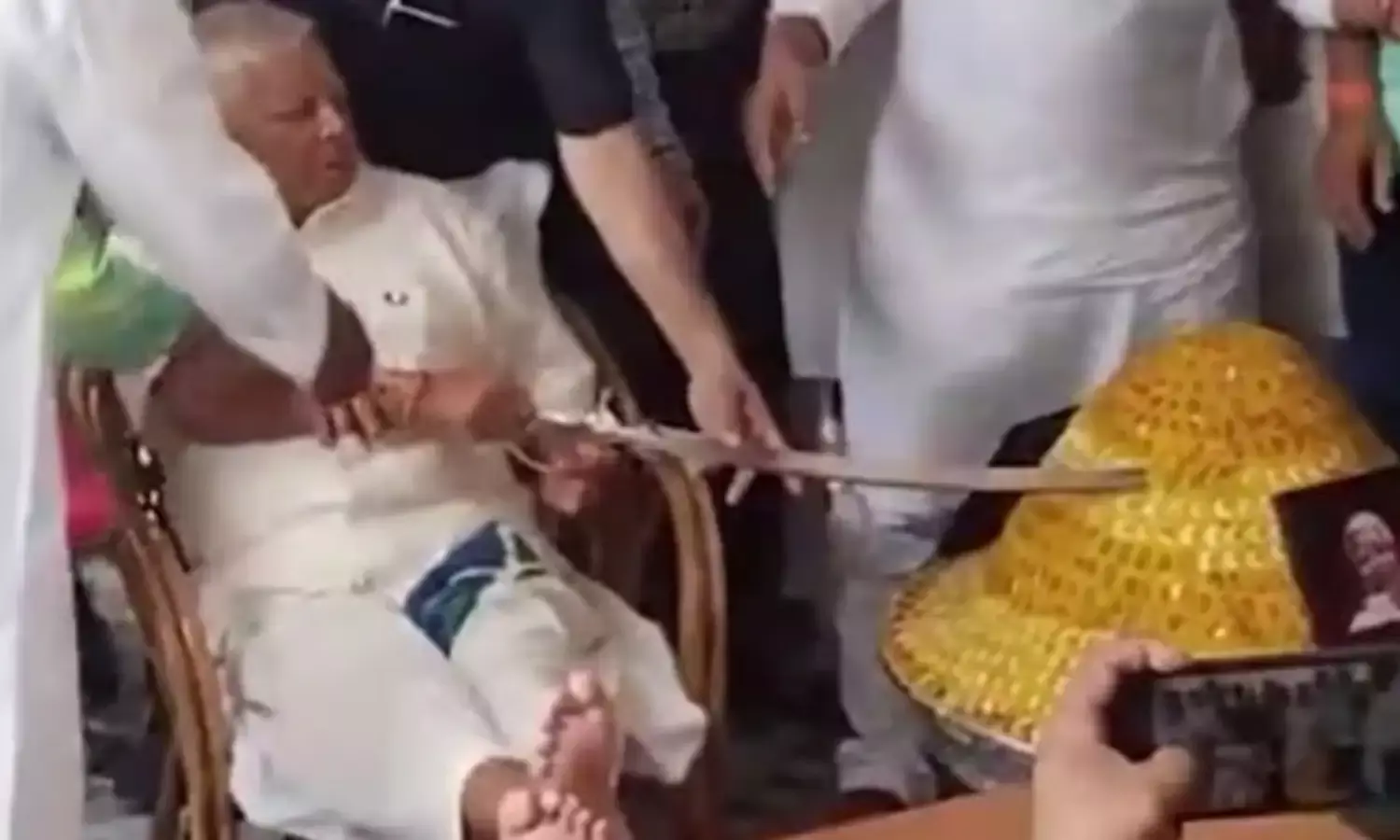 बेटे के कंधे पर AK-47 रखकर मांझी ने इस अंदाज में दी लालू यादव को जन्मदिन की बधाई, जानें क्या कहा