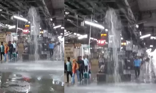 राजधानी स्टेशन के प्लेटफॉर्म के शेड में बड़ा छेद, फैल गया बारिश का पानी