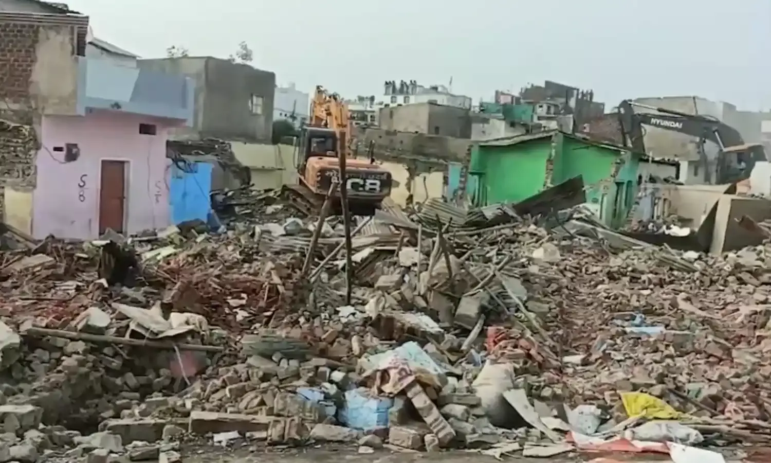 शक्कर तालाब क्षेत्र में चला बुलडोजर, 98 से अधिक घरों को ध्वस्त