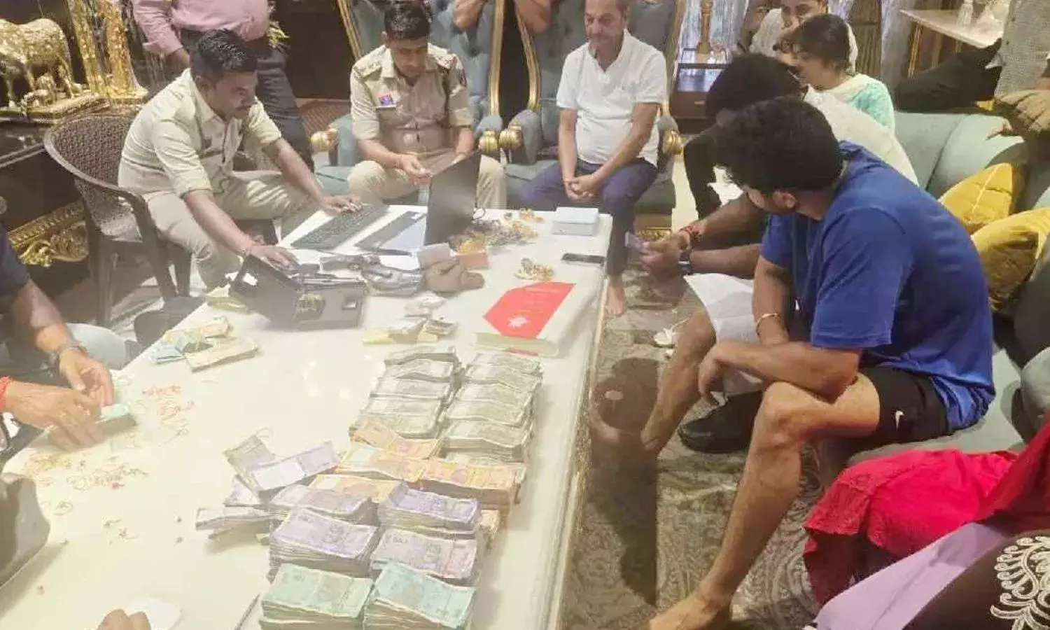 तलाशी में करोड़ों के जेवर, नकदी और कई दस्तावेज जब्त तलाशी में करोड़ों के जेवर, नकदी और कई दस्तावेज जब्त