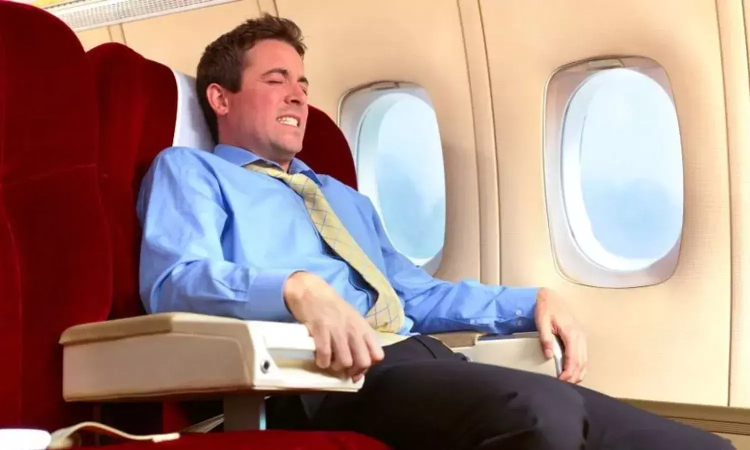 प्लेन में सफर के दौरान क्या होती है आपको एंग्जायटी,तो इन नेचुरल तरीके से पाएं राहत