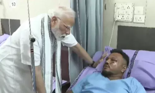 अहमदाबाद विमान हादसे में बचे विश्वास कुमार रमेश से मिले पीएम मोदी